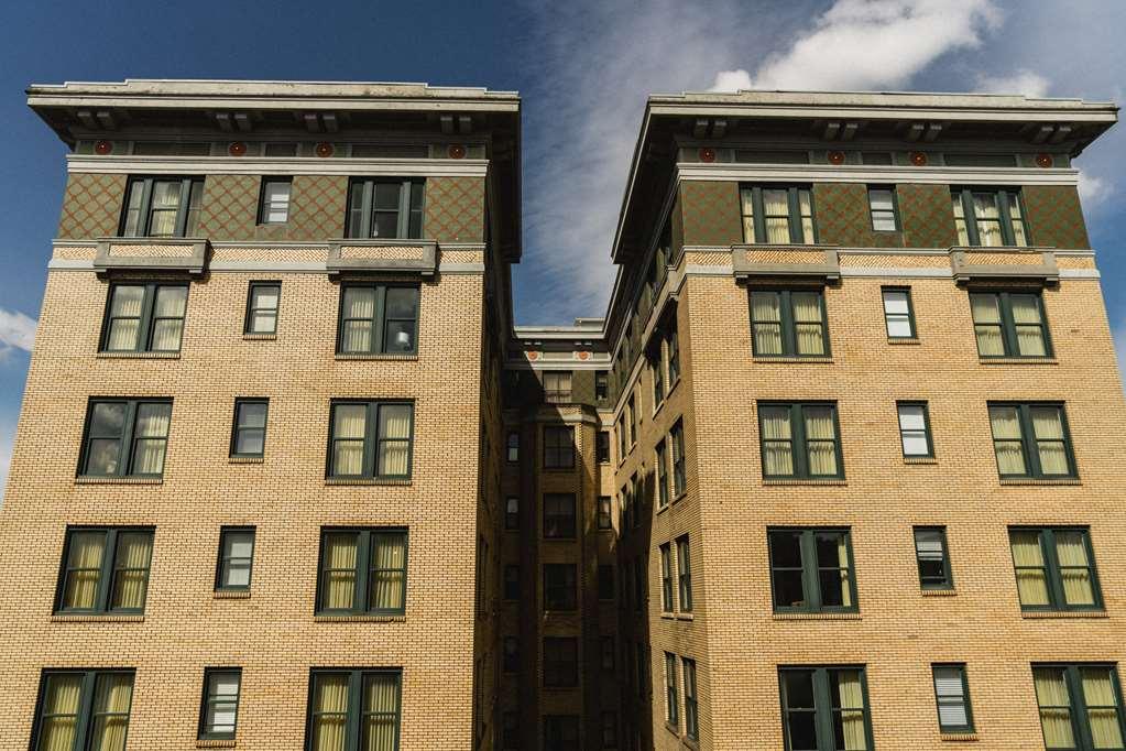 Hotel Deluxe